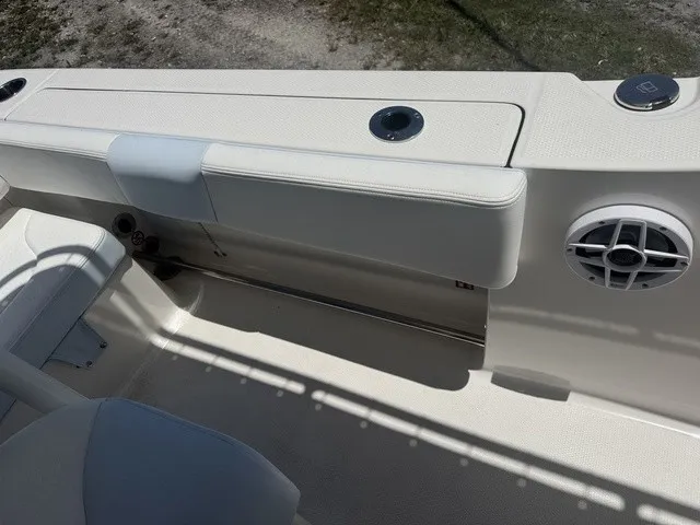 Slide: The Image of Robalo R202 Explorer 2027 - 18