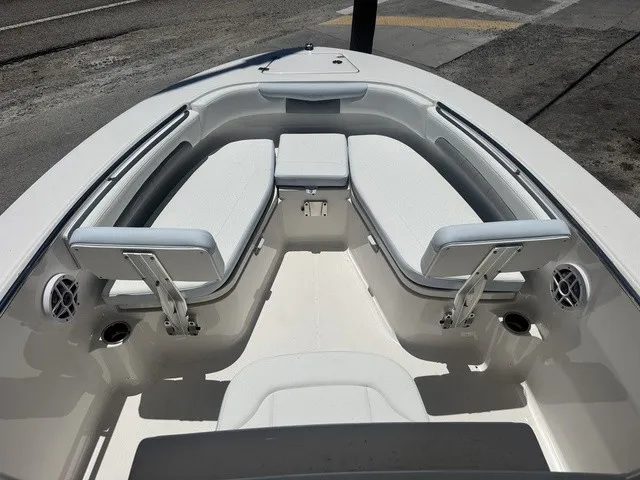 Slide: The Image of Robalo R202 Explorer 2027 - 8