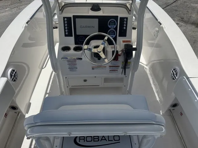 Slide: The Image of Robalo R202 Explorer 2027 - 6