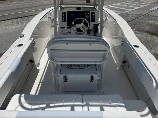 Slide: The Image of Robalo R202 Explorer 2027 - 5