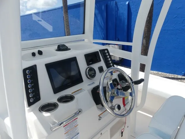 Slide: The Image of Robalo 246 Cayman SD 2022 - 18