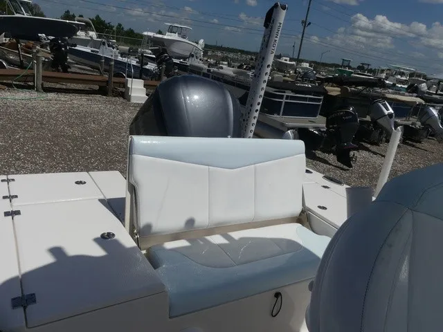 Slide: The Image of Robalo 246 Cayman SD 2022 - 16