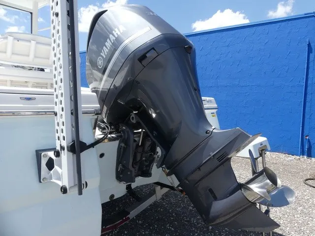 Slide: The Image of Robalo 246 Cayman SD 2022 - 8