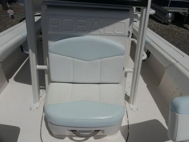 Slide: The Image of Robalo 246 Cayman SD 2022 - 14
