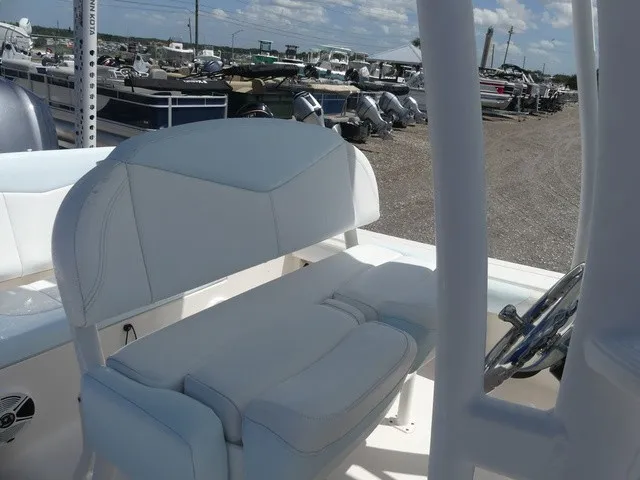 Slide: The Image of Robalo 246 Cayman SD 2022 - 15