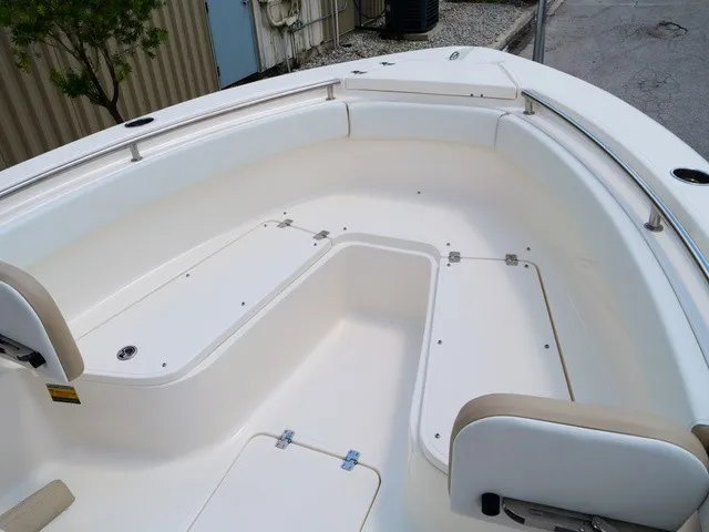 Slide: The Image of Bulls Bay 255 Center Console 2026 - 17