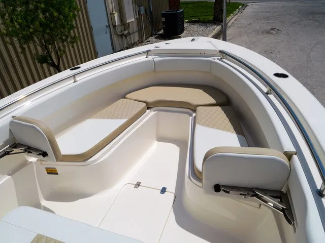 Slide: The Image of Bulls Bay 255 Center Console 2026 - 18