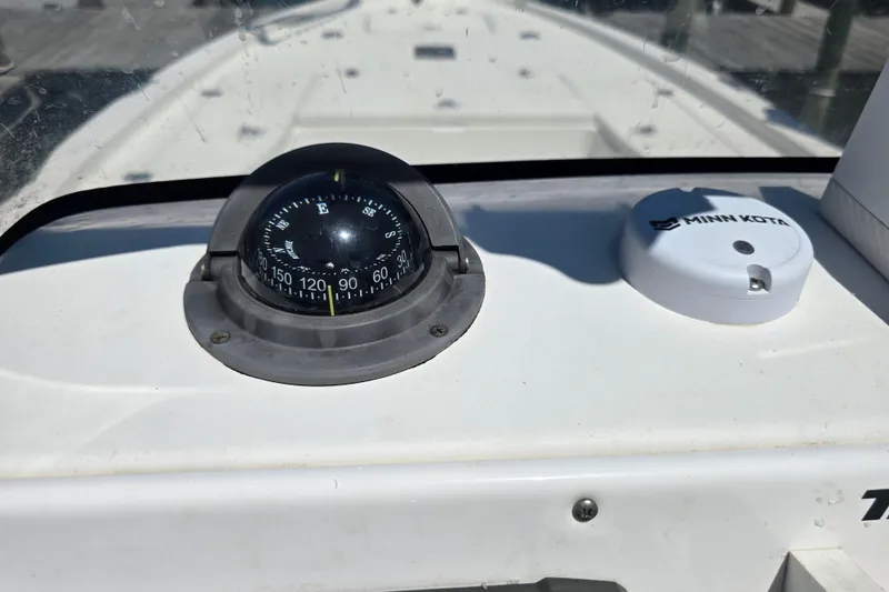 Slide: The Image of Compass and Minn Kota device on 2008 Triton 240 LTS Pro boat dashboard. - 20