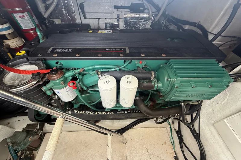 Slide: The Image of Volvo Penta D6-350 engine in a 2006 Island Pilot 395 boat, detailed view. - 42