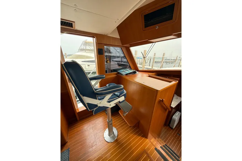 Slide: The Image of Pilot seat and helm in 2006 Island Pilot 395 yacht interior. - 27