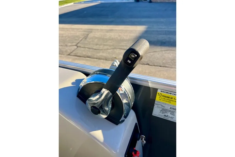 Slide: The Image of Throttle control lever on a 2021 Starcraft EX 20 C boat. - 58