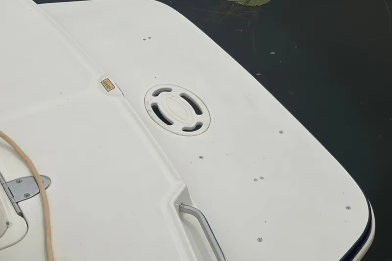 Slide: The Image of 2005 Sea Ray Sundancer 260 boat deck with water backdrop. - 31