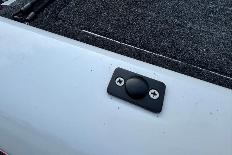 Slide: The Image of Black button on 2004 Nitro NX 882 SC boat deck with carpeted surface. - 14