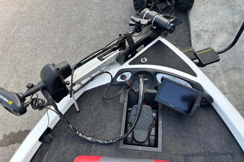 Slide: The Image of 2004 Nitro NX 882 SC boat deck with Minn Kota trolling motor and Garmin fishfinder. - 5