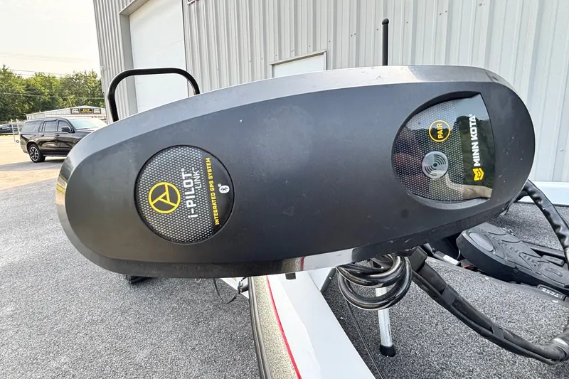 Slide: The Image of Minn Kota i-Pilot GPS system on 2004 Nitro NX 882 SC boat, outdoor setting. - 4