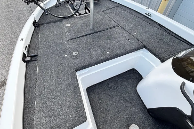 Slide: The Image of 2004 Nitro NX 882 SC boat deck with gray carpeting and control panel. - 8