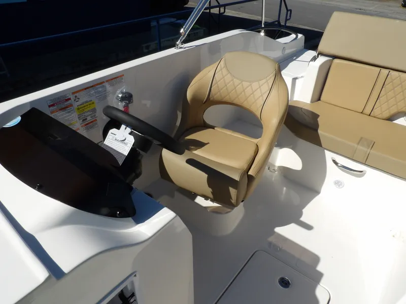 Slide: The Image of Bayliner D20 2025 - 9