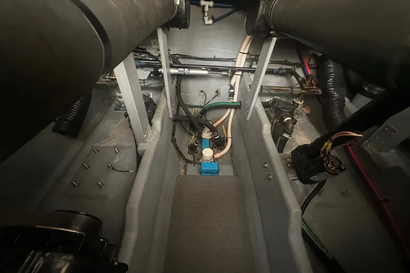 Slide: The Image of Blick in den Maschinenraum einer Sea Ray Sundancer 370 von 1999 mit verschiedenen Schläuchen und Leitungen. - 32