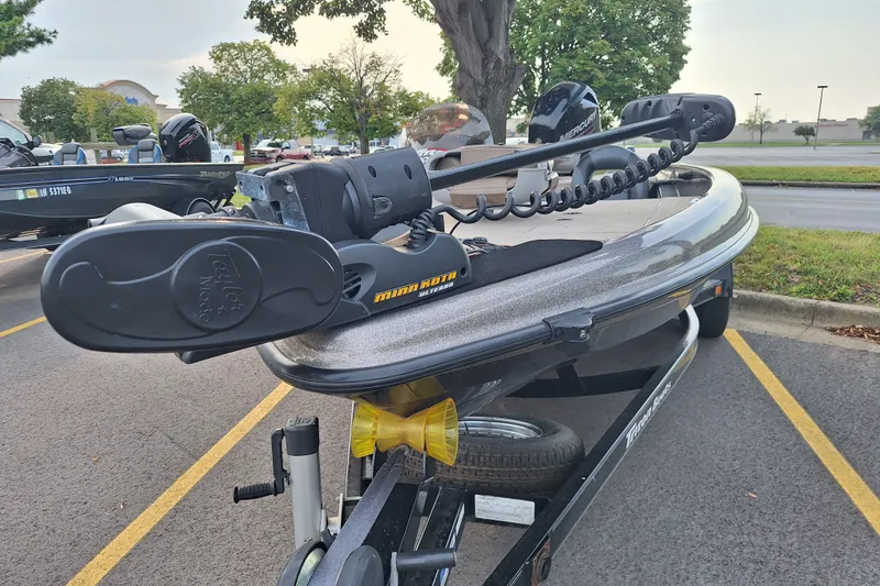 Slide: The Image of Triton Tr-17 boat from 2000 with Minn Kota trolling motor in parking lot. - 7