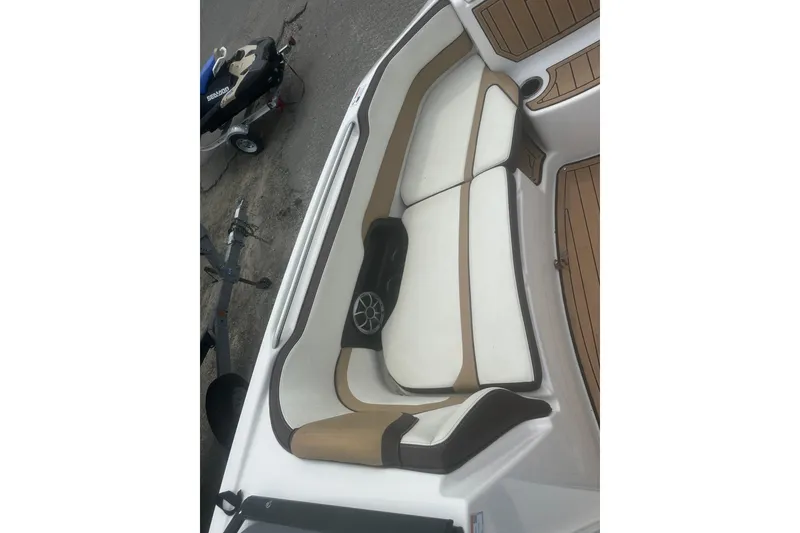 Slide: The Image of 2023 Yamaha Boats 252S interior seating with beige and white upholstery. - 24