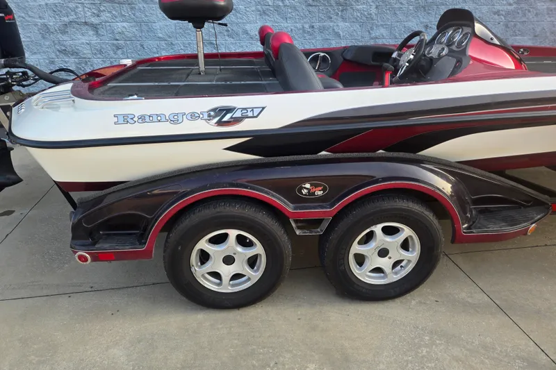 Slide: The Image of 2007 Ranger Z21 boat on trailer, featuring sleek design and dual wheels. - 3