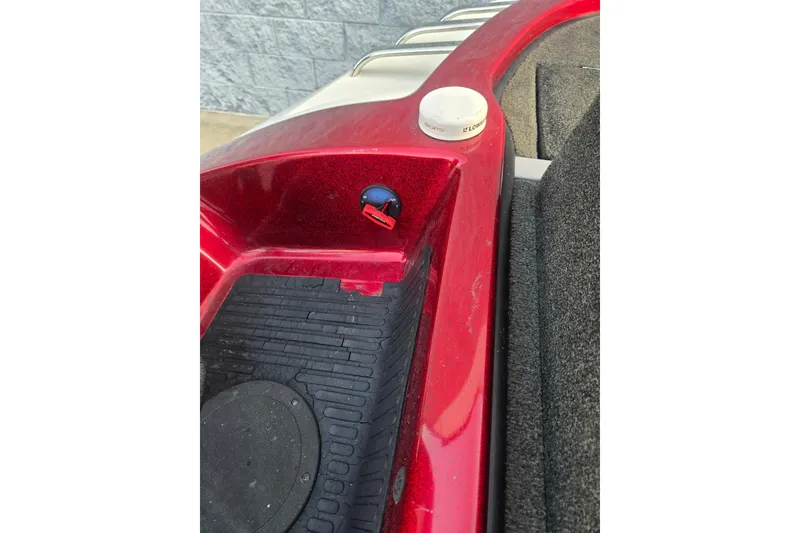 Slide: The Image of Red 2007 Ranger Z21 boat interior with black mat and white cap. - 14