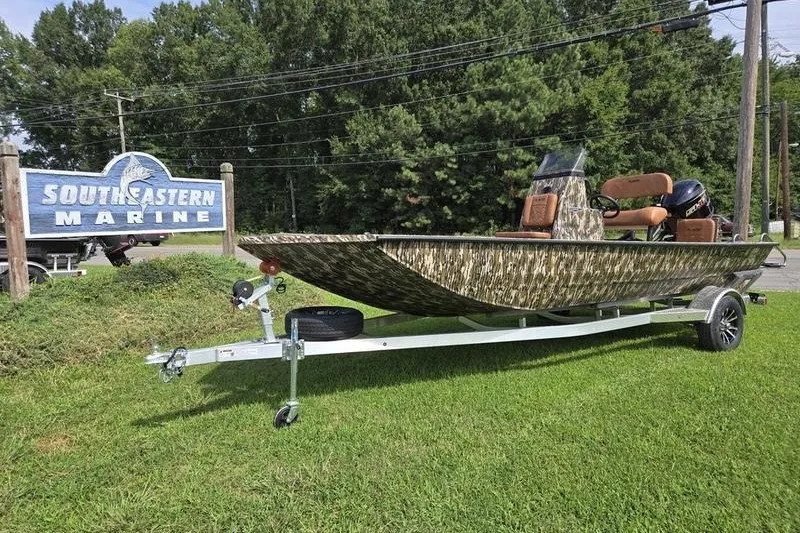 The Image of Avid 20 Rogue CC 2027 boat on trailer at Southeastern Marine dealership. - 1