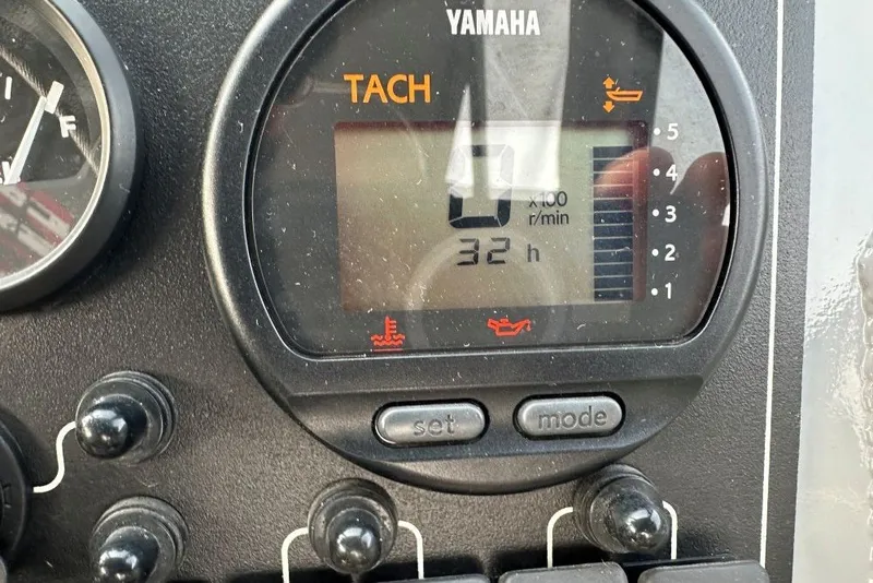 Slide: The Image of Yamaha tachometer display on 2018 Hewescraft 160 Sportsman boat, showing 32 hours. - 6