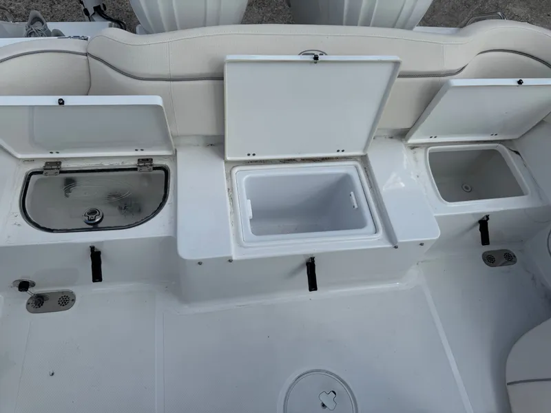 Slide: The Image of Sea Hunt Ultra 265SE 2025 - 25