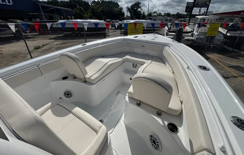 Slide: The Image of Sea Hunt Ultra 265SE 2025 - 10