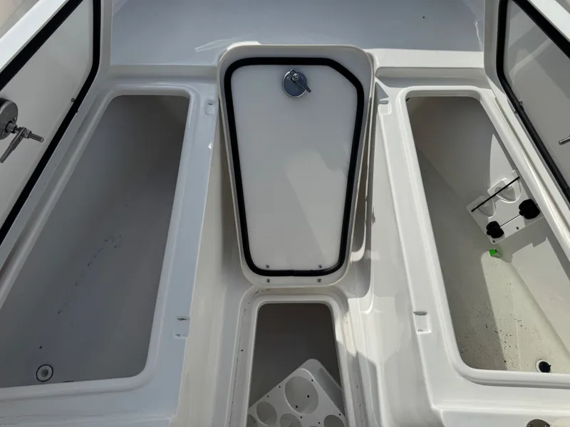 Slide: The Image of Sea Hunt Ultra 265SE 2025 - 24