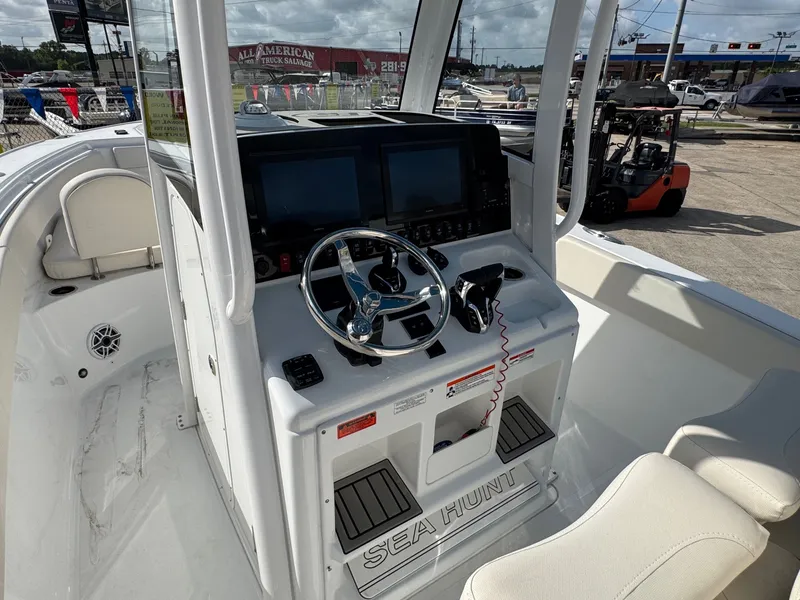 Slide: The Image of Sea Hunt Ultra 265SE 2025 - 14