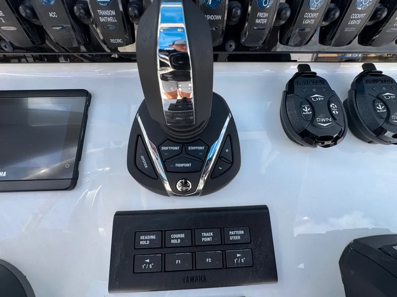 Slide: The Image of Sea Hunt Ultra 265SE 2025 - 16