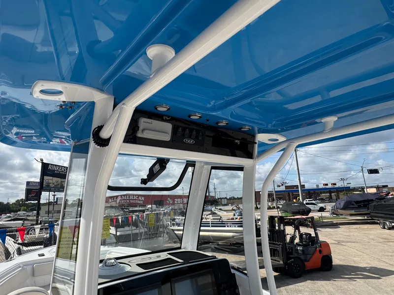 Slide: The Image of Sea Hunt Ultra 265SE 2025 - 17
