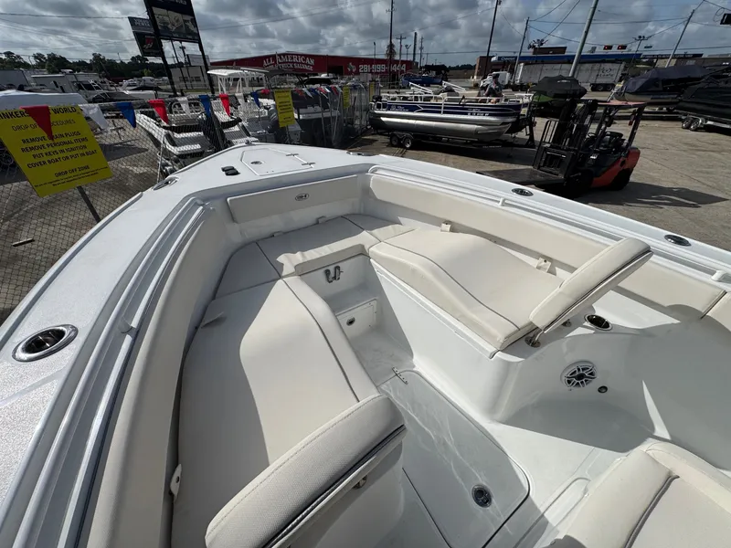 Slide: The Image of Sea Hunt Ultra 265SE 2025 - 11