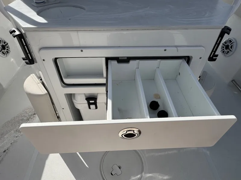 Slide: The Image of Sea Hunt Ultra 265SE 2025 - 20