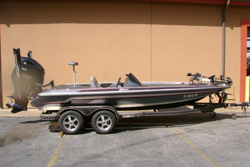 The Image of 2016 Skeeter ZX225 bass boat on trailer, parked outdoors. - 1