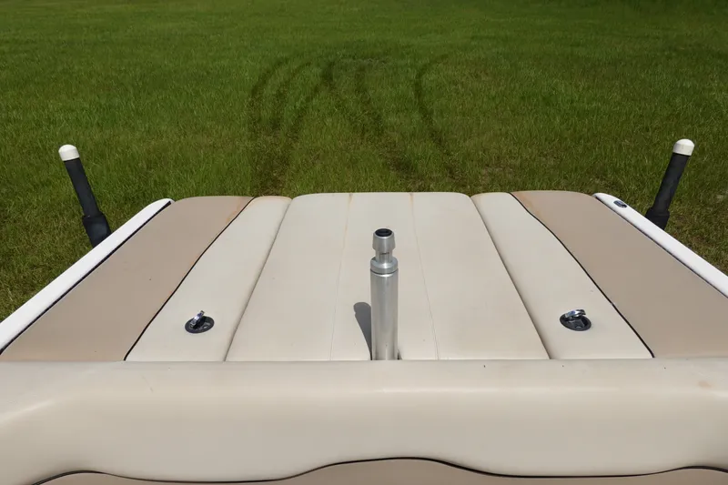 Slide: The Image of Rear view of 2000 Malibu Wakesetter 23 LSV boat on grass. - 5