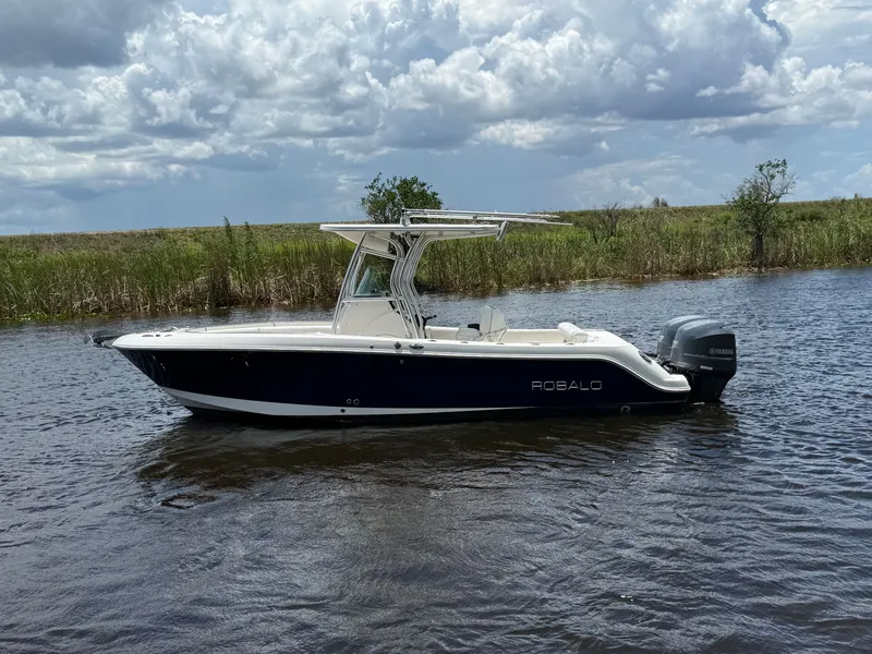 The Image of Robalo R240 Center Console 2014 - 0