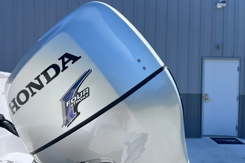 Slide: The Image of Honda four-stroke outboard motor on 2005 Hurricane FunDeck GS 202 OB boat. - 41