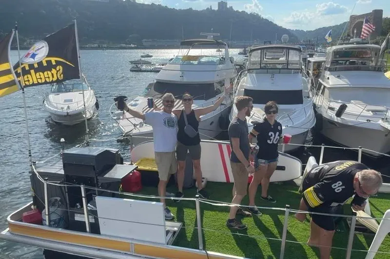 Slide: The Image of People enjoying a day on a 2007 Sun Tracker Party Hut 30 Regency Edition boat. - 19