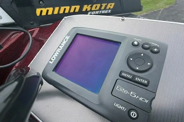 Slide: The Image of Fishfinder and trolling motor on a 2014 Ranger Z118 boat. - 8