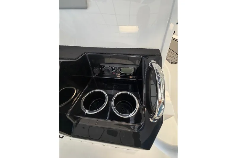 Slide: The Image of Console of 2027 Wellcraft 202 Fisherman boat with cup holders and controls. - 24