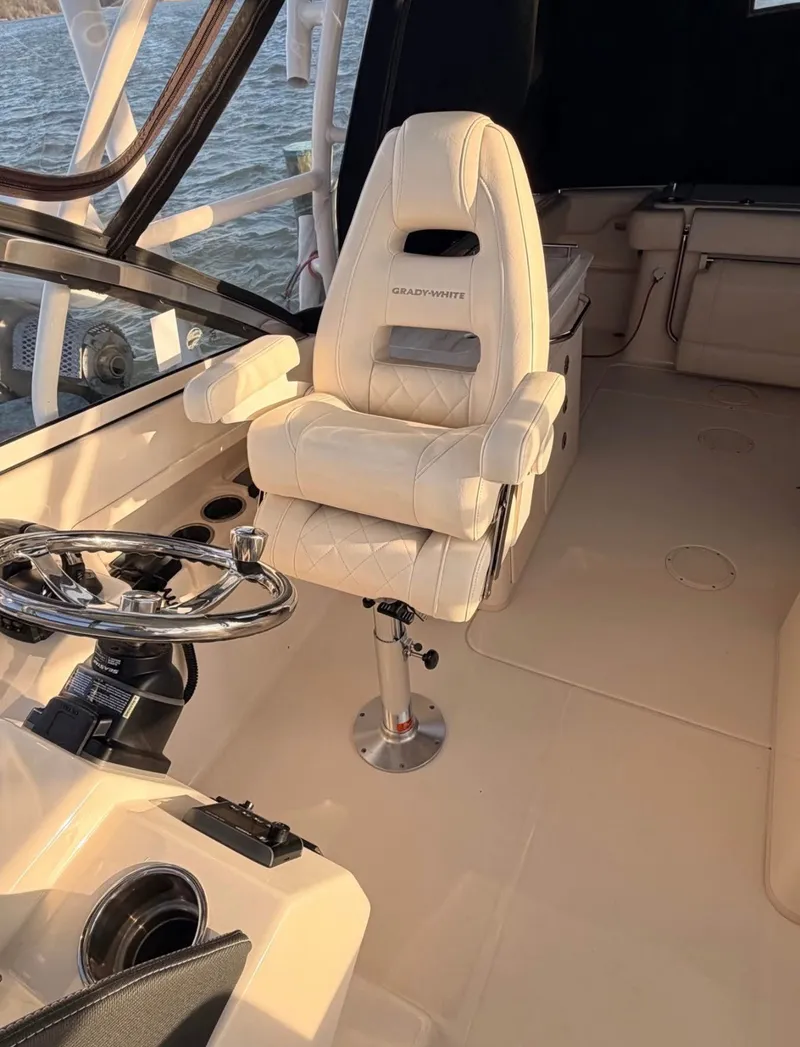 Slide: The Image of The interior of a 2022 Grady-White Freedom 275 featuring a luxurious captain's chair. - 6