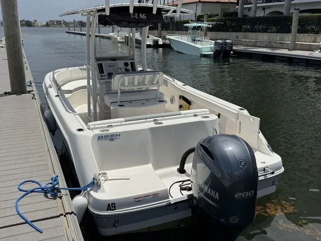 Slide: The Image of Robalo R222 2021 - 17