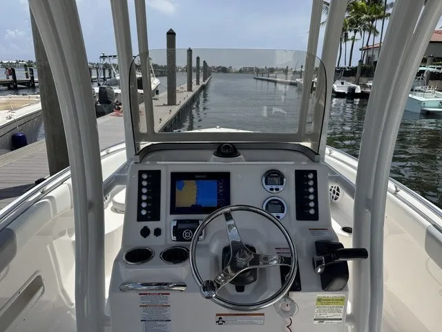 Slide: The Image of Robalo R222 2021 - 2