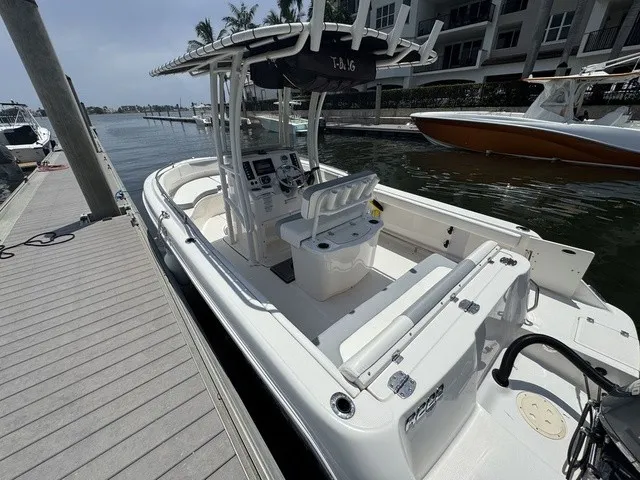 Slide: The Image of Robalo R222 2021 - 40