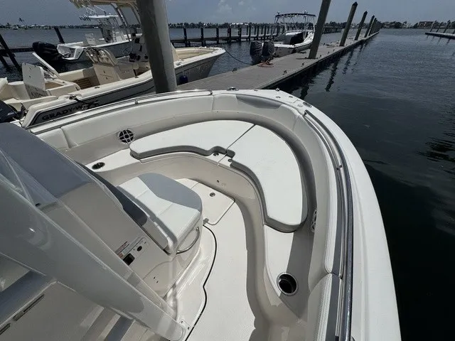 Slide: The Image of Robalo R222 2021 - 29
