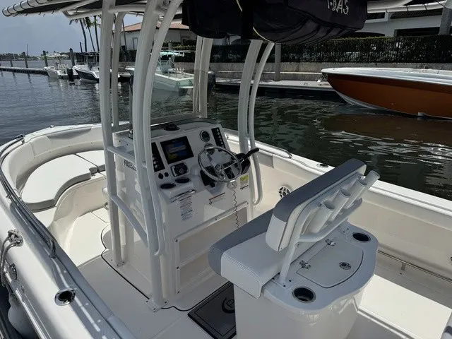 Slide: The Image of Robalo R222 2021 - 39