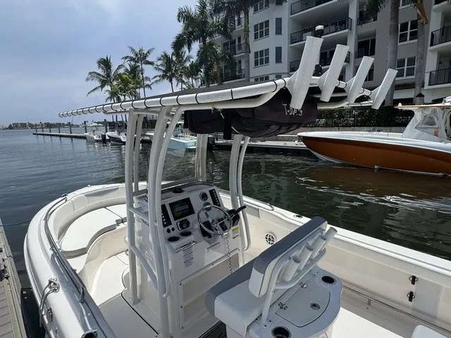 Slide: The Image of Robalo R222 2021 - 37